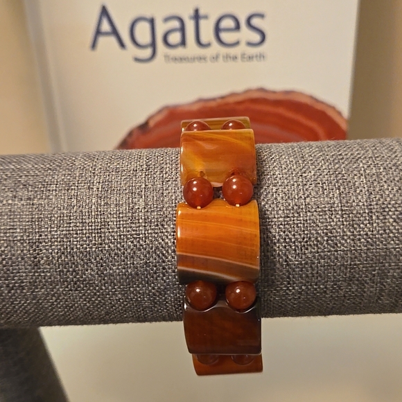 Banded Agate  & Carnelian Bead Elasticized Bracelet - Picture 7 of 12